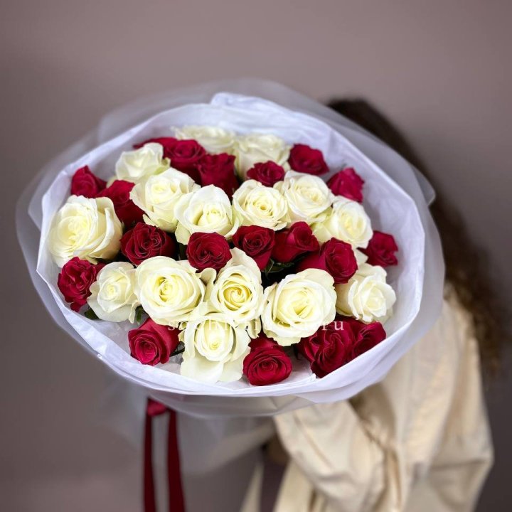 Букет из красных белых 35 роз в Владикавказе