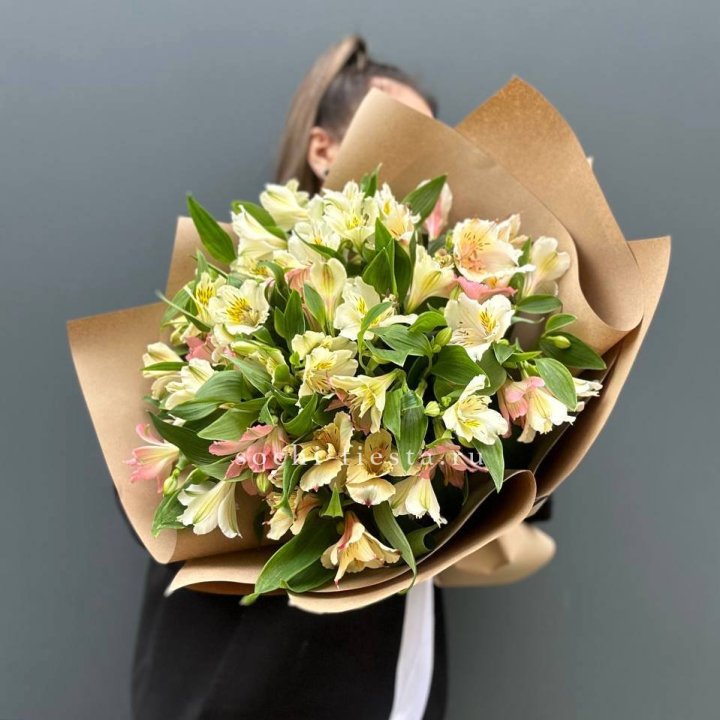 Букет альстромерий в крафте в Владикавказе