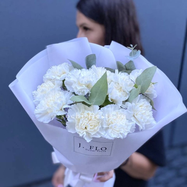 Букет белых диантусов с эвкалиптом в Владикавказе