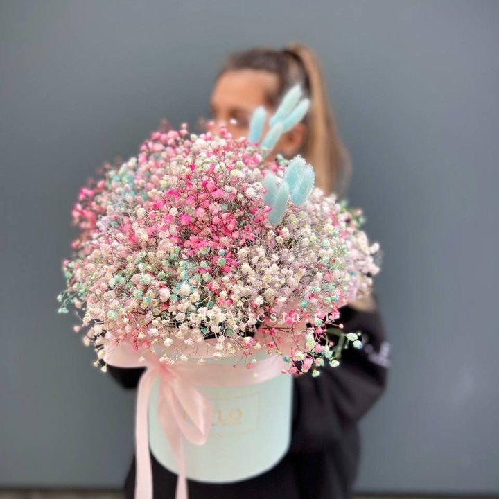 9 Радужных гипсофилы в шляпной коробке в Владикавказе