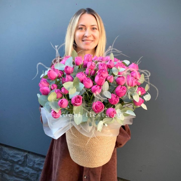 Пионовидные розы  в джутовом кашпо  в Владикавказе