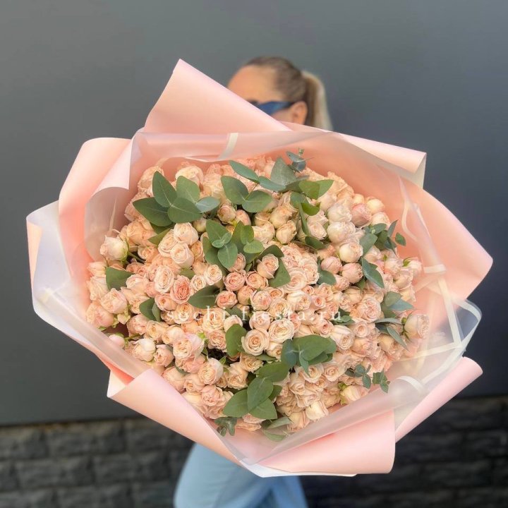 101 кустовая роза с эвкалиптом в Владикавказе