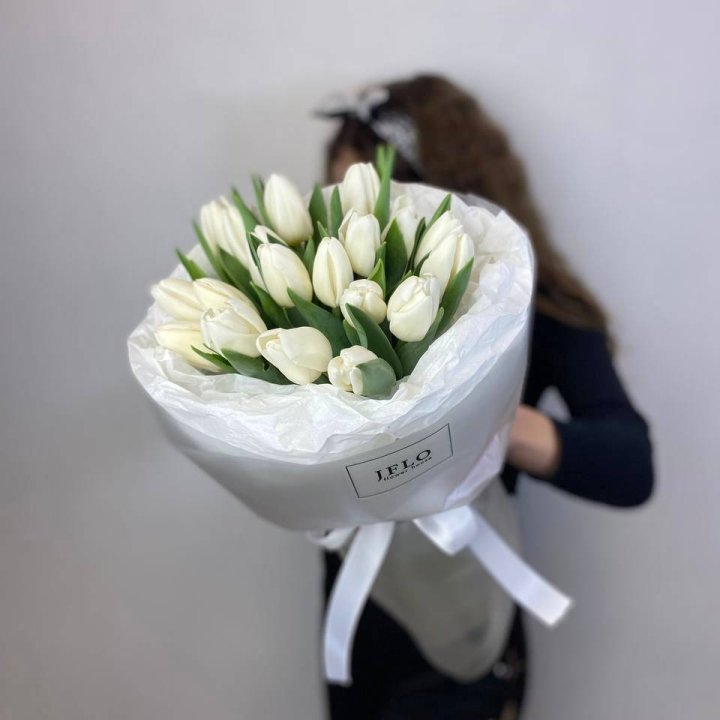  19 белых воздушных тюльпанов в Владикавказе