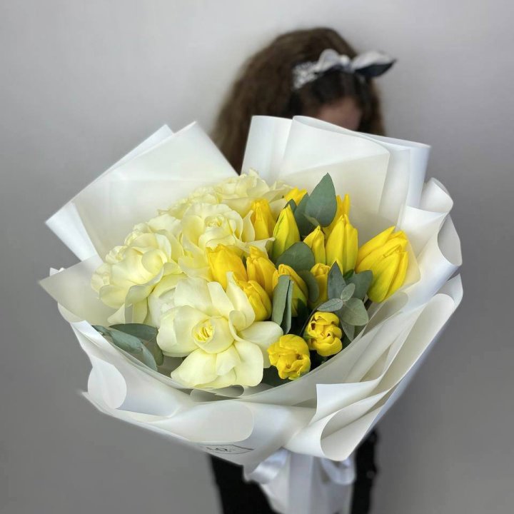 Дуо жёлтые тюльпаны и розы в Владикавказе