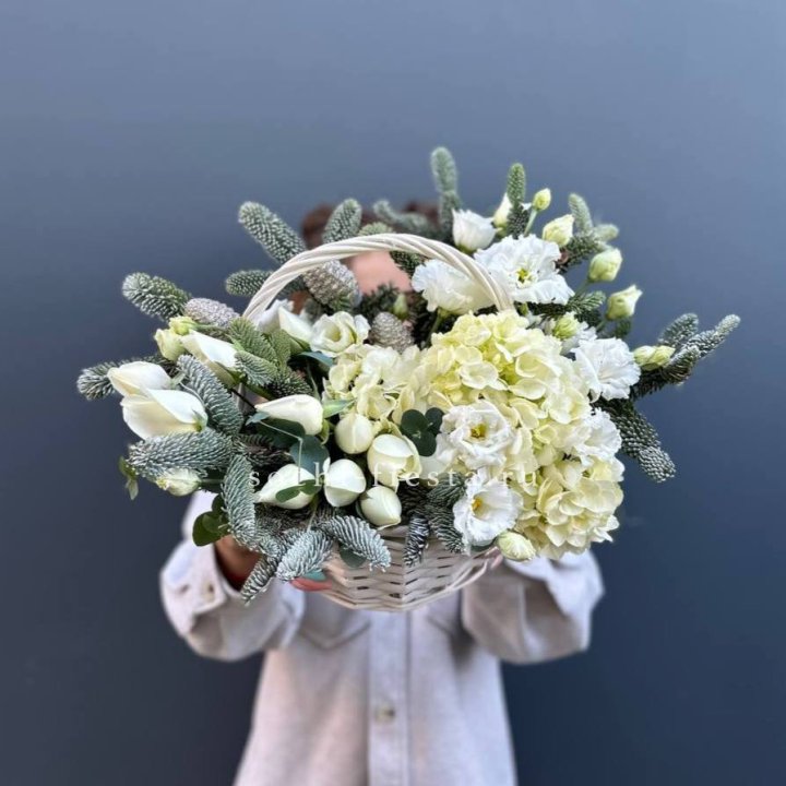 Новогодняя корзина с цветами в Владикавказе