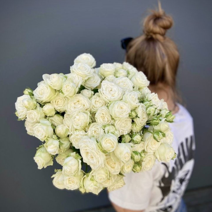 Охапка кустовых роз бомбастик  в Владикавказе