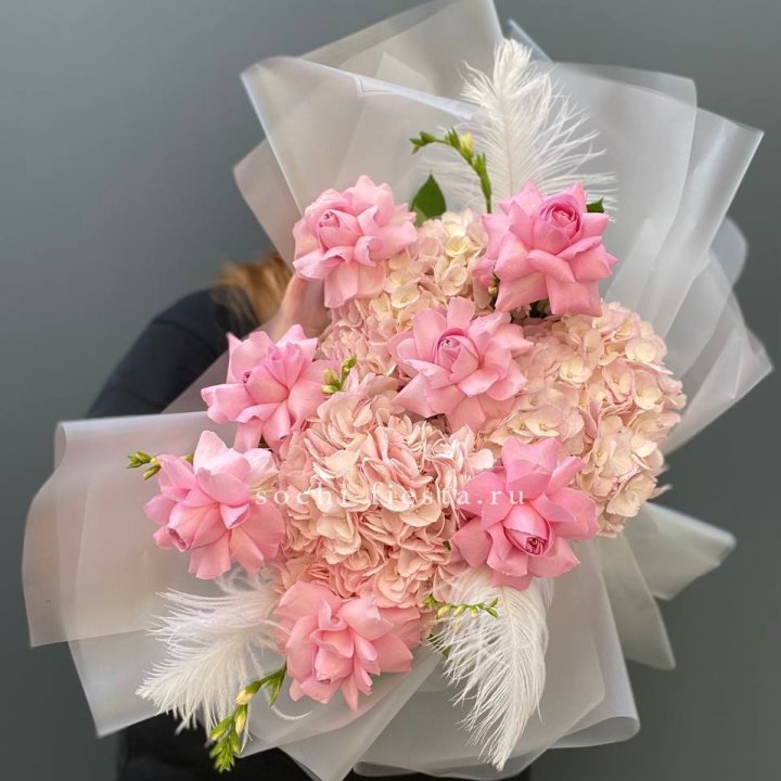  Букет  из гортензий и розовых роз в Владикавказе