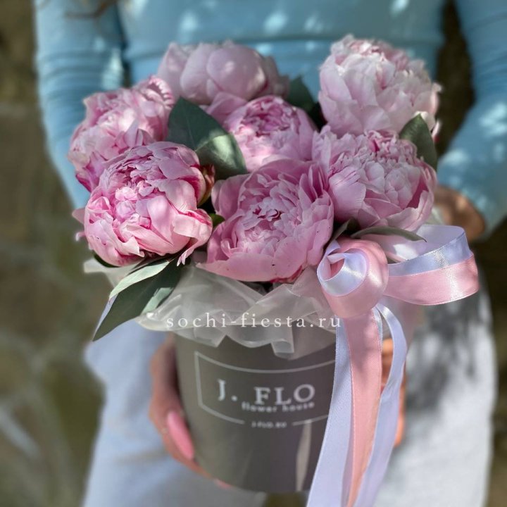 Цилиндр пионов с эвкалиптом в Владикавказе