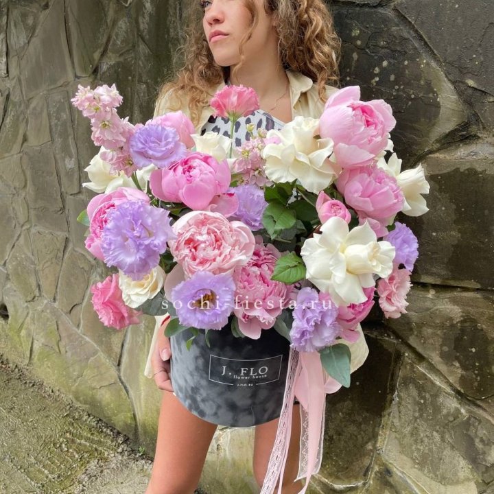 Дизайнерский цилиндр с пионами в Владикавказе