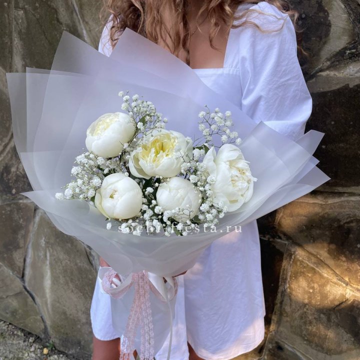 Букет белых пионов "Файв" в Владикавказе