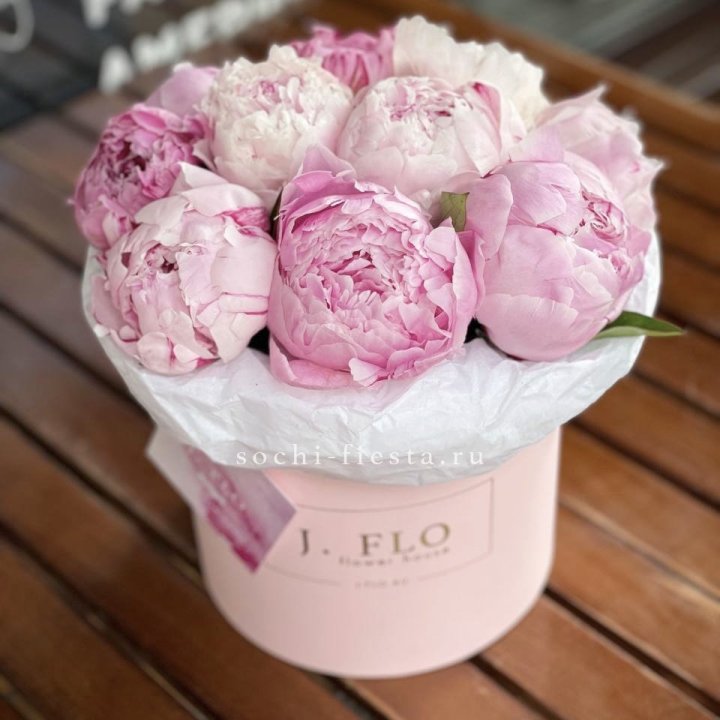 Цилиндр с пионами "Лилу" в Владикавказе