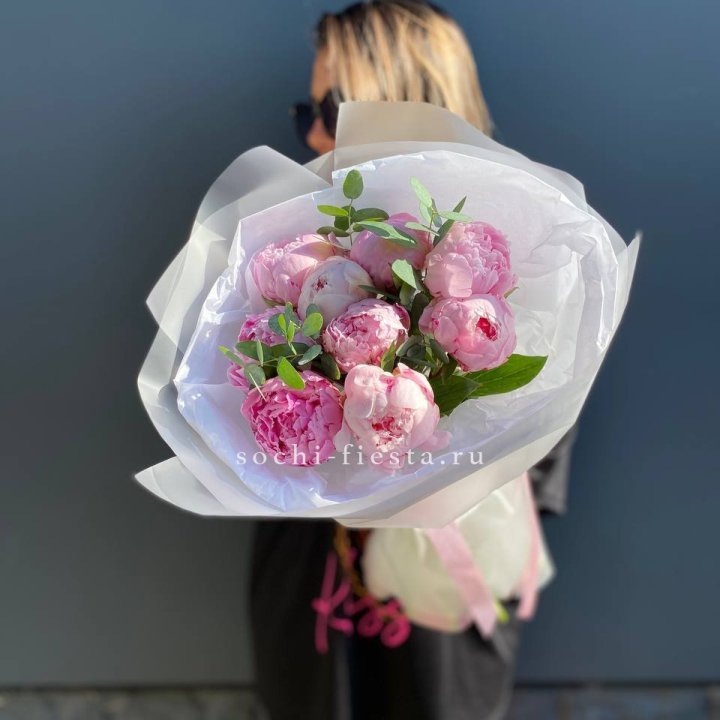 9 пионов с эвкалиптом в Владикавказе