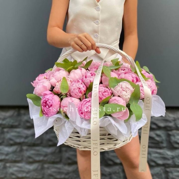 29 пионов в корзине в Владикавказе