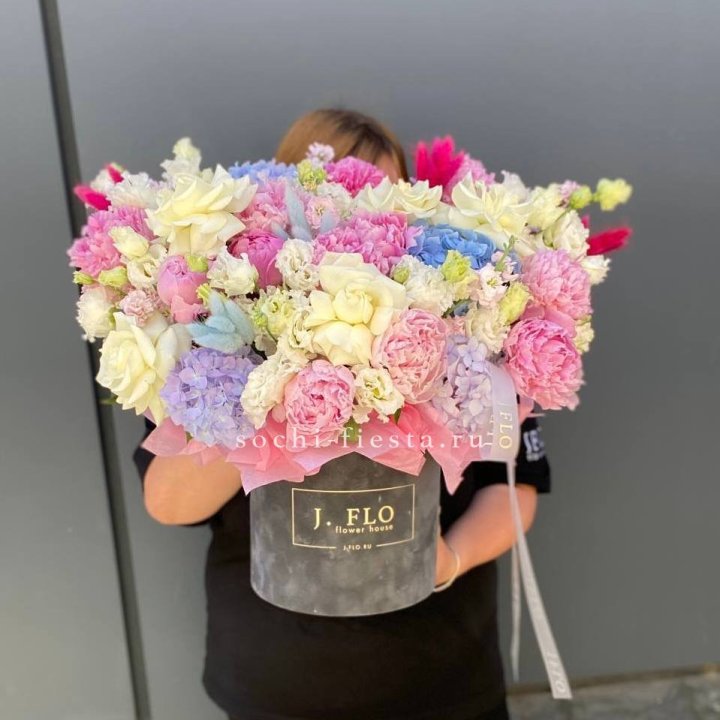 Цилиндр с пионами "Аса" в Владикавказе