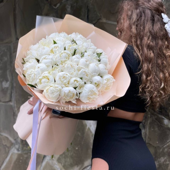 35 белых пион в Владикавказе