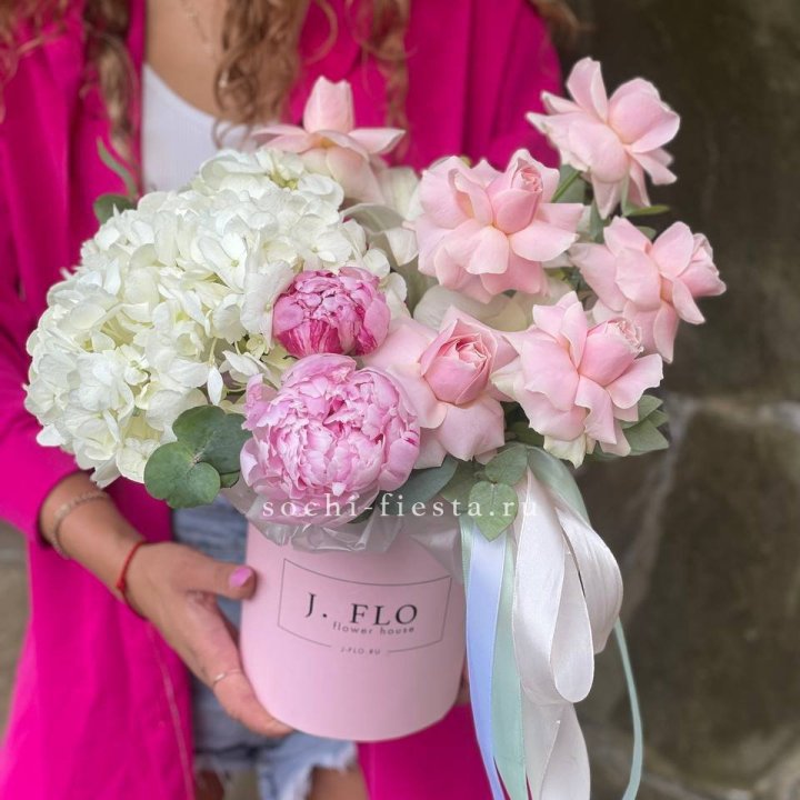 Цилиндр с пионами "Алисия" в Владикавказе