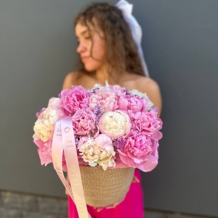 15 пионов в джутовом кашпо в Владикавказе