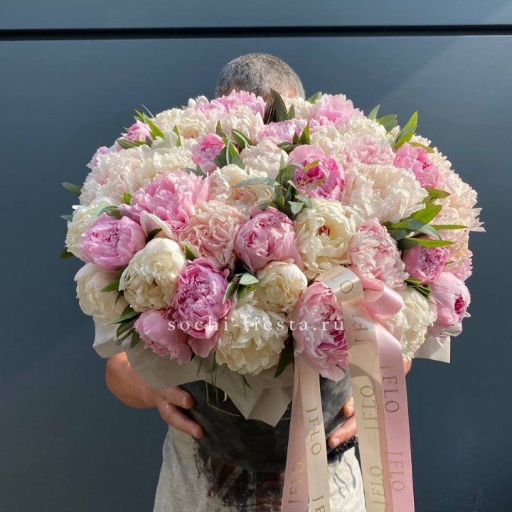 51 пионов в боксе в Владикавказе