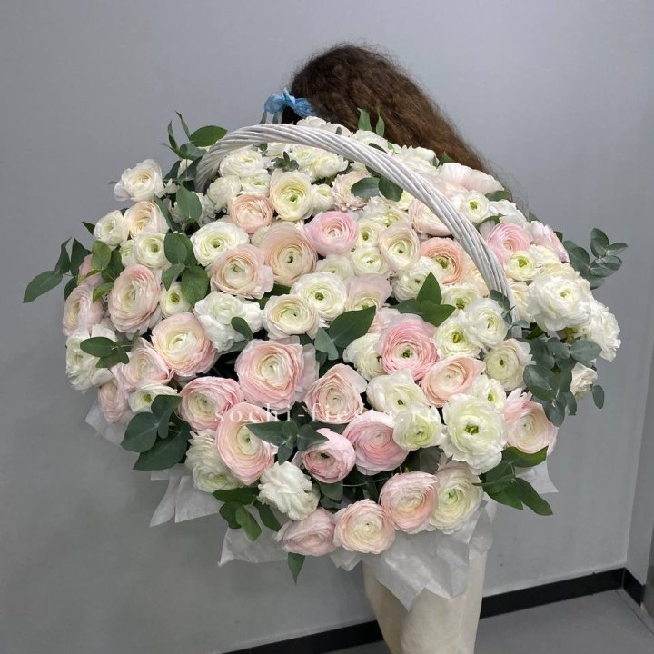 Ранункулюсы в корзине в Владикавказе