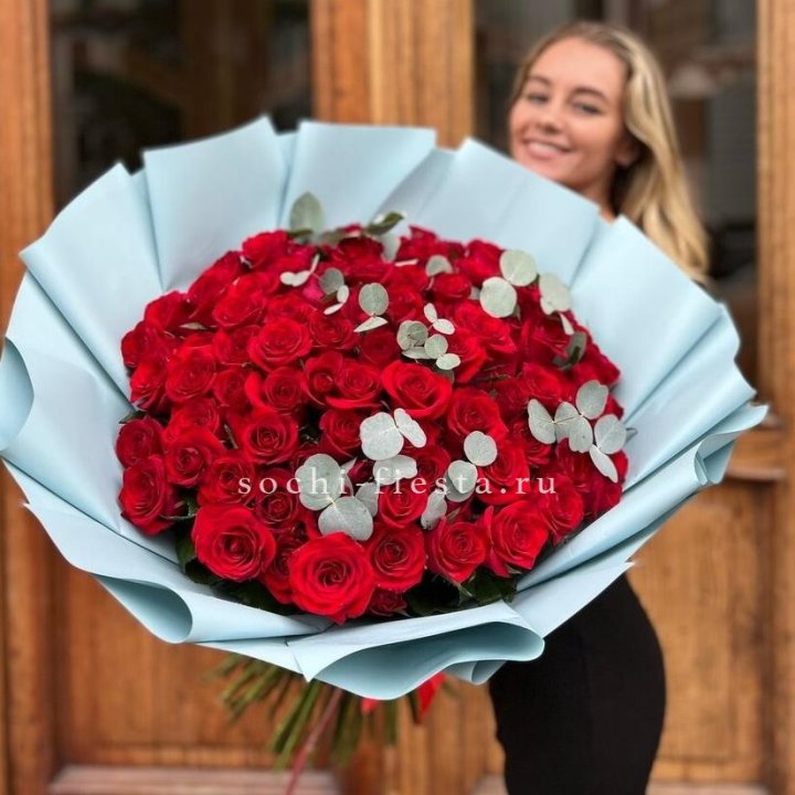 101 красная роза с эвкалиптом в Владикавказе