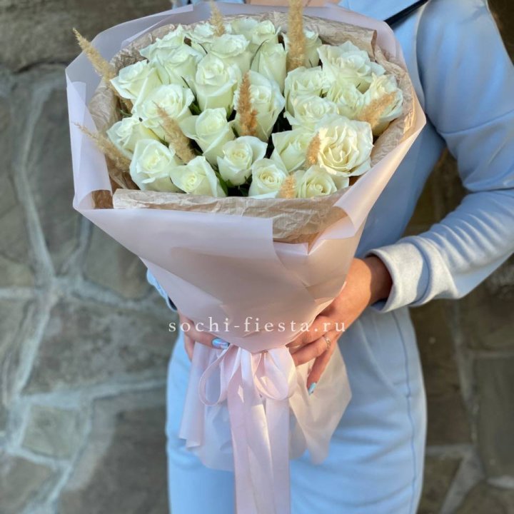 25 белых роз с сухоцветами в Владикавказе