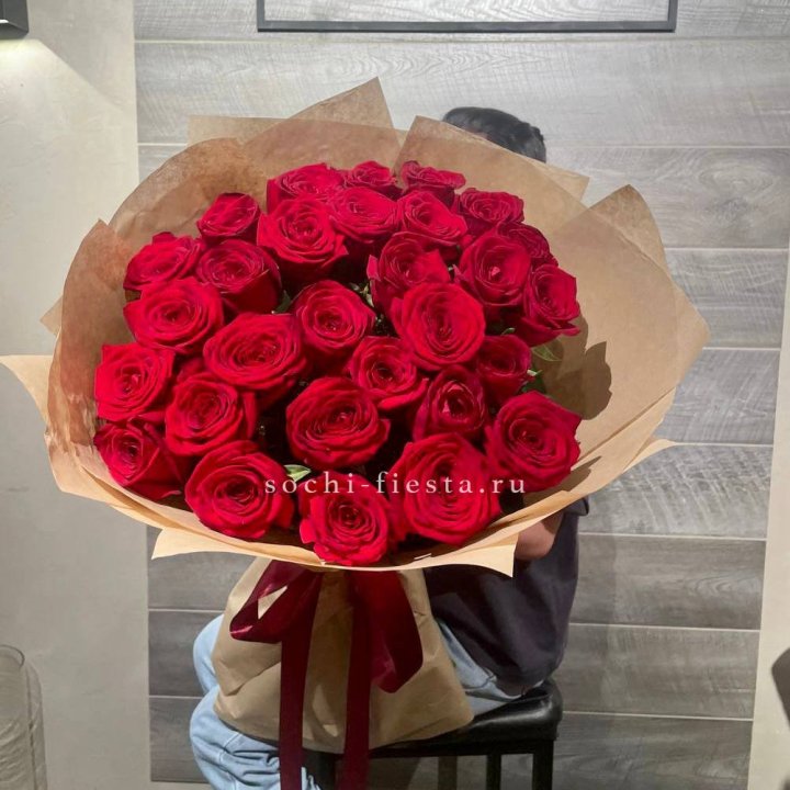 37 красных роз в крафте в Владикавказе