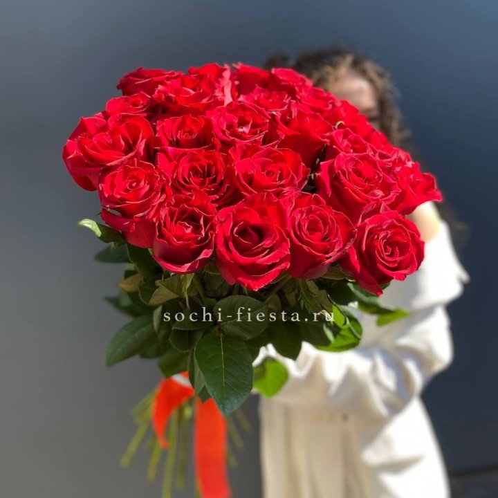 25 высоких красных роз в Владикавказе