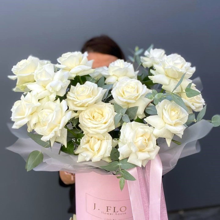 17 Французских белых роз в боксе в Владикавказе