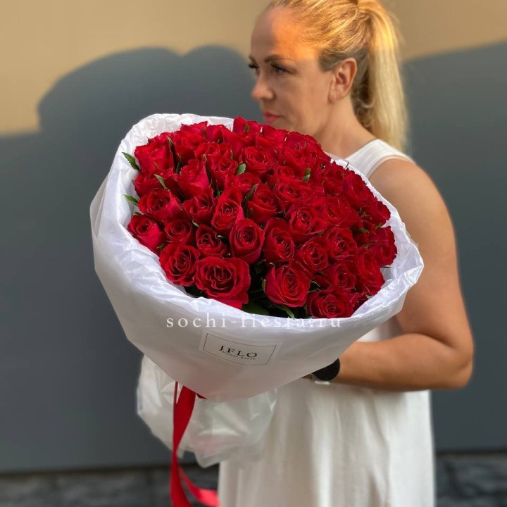 51 роза мадам ред в нежном оформлении в Владикавказе