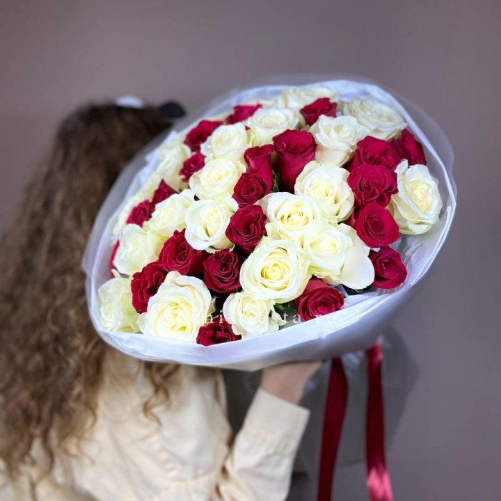 Букет из красных белых 45 роз в Владикавказе
