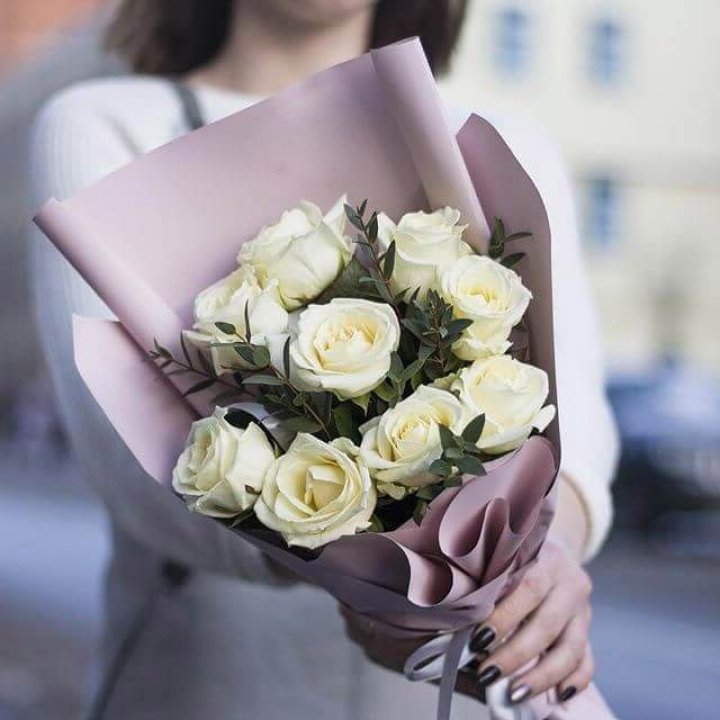 9 белых  роз "Минт" в Владикавказе
