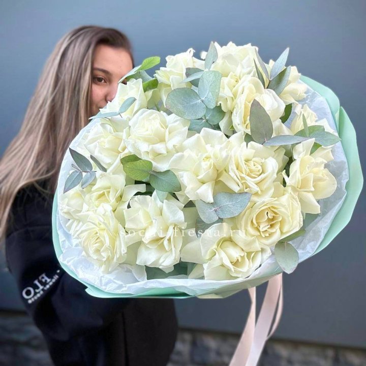 19 Белых французских роз "Ноте бьянке" в Владикавказе