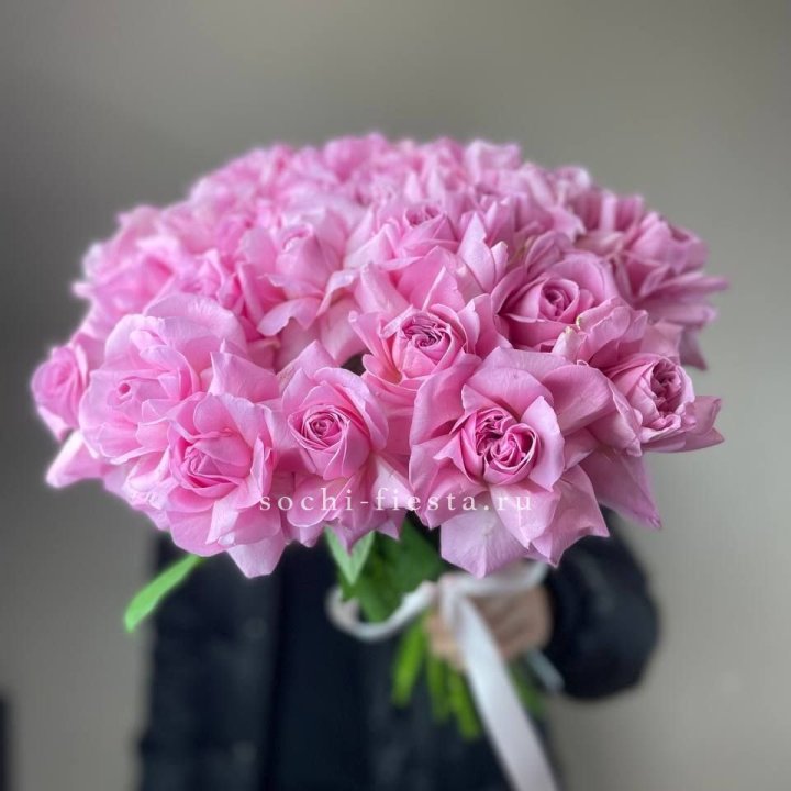 25 розовых французских роз в Владикавказе