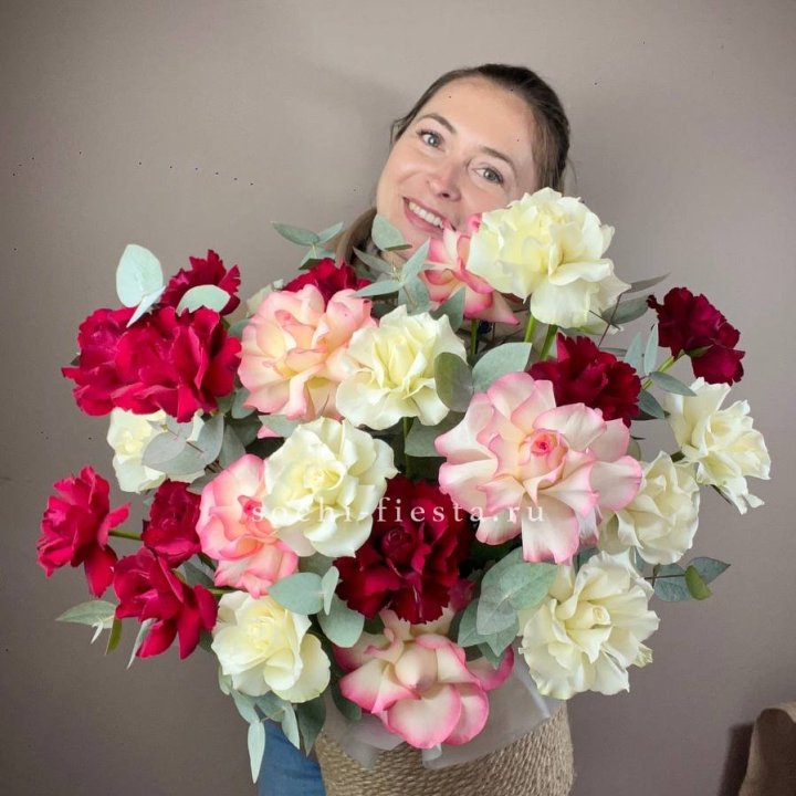 35 французских роз микс в джутовом боксе в Владикавказе