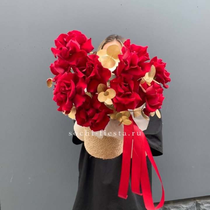 Красные французские розы в джутовом кашпо в Владикавказе