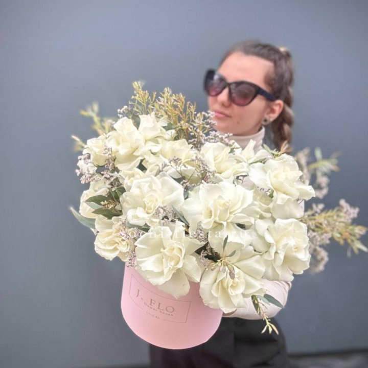 17 Французских белых роз в коробке Афина в Владикавказе