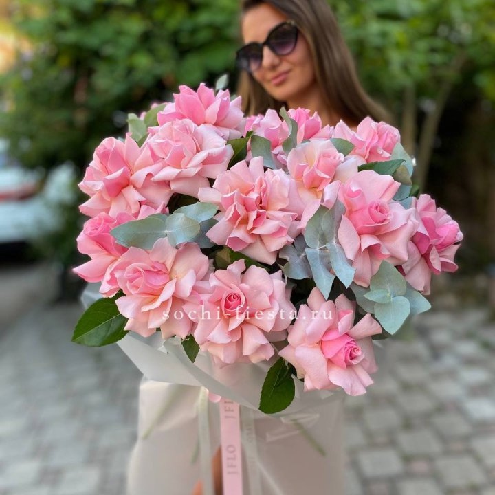 17 Розовых  французских роз в Владикавказе