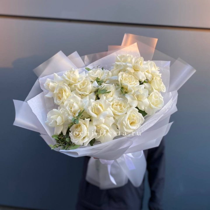 Пышный букет из белых роз в Владикавказе