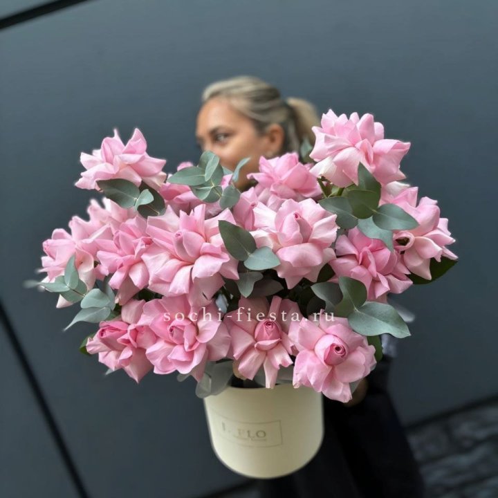 17 Розовых французских роз в боксе в Владикавказе