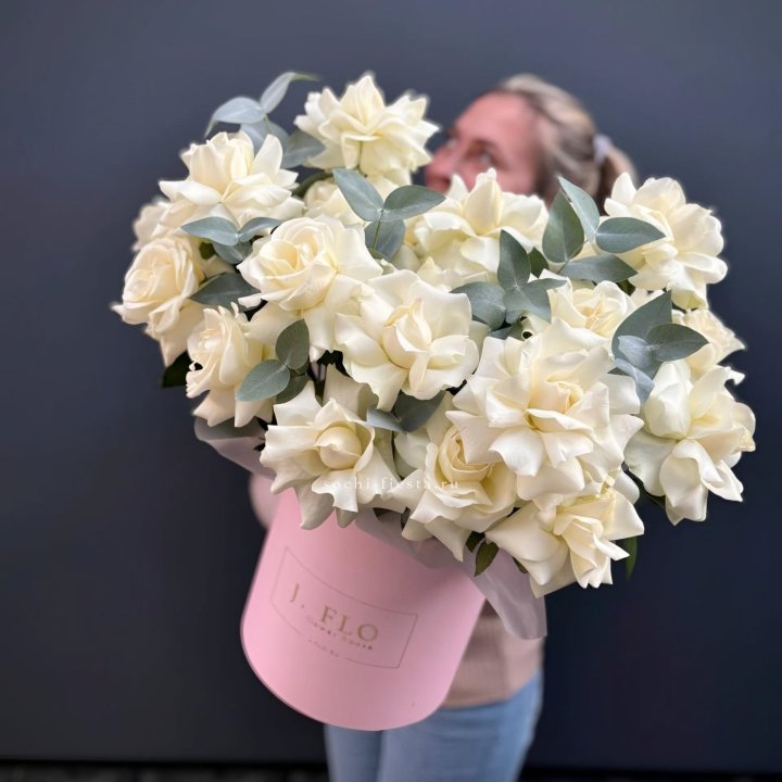 25 Французских белых роз в боксе в Владикавказе