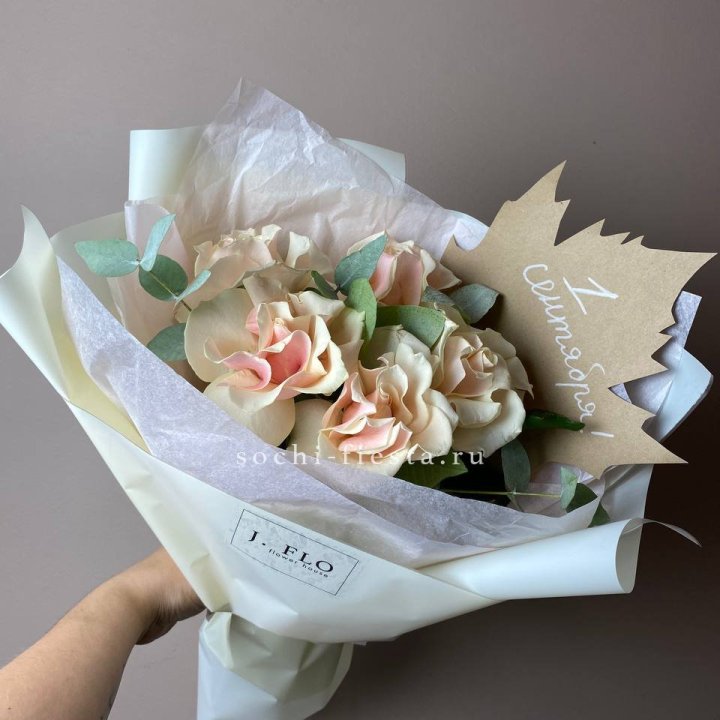 Букет кремовых роз к дню знаний в Владикавказе