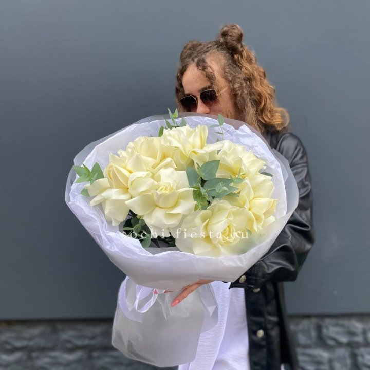 7 Белых французских роз  в Владикавказе