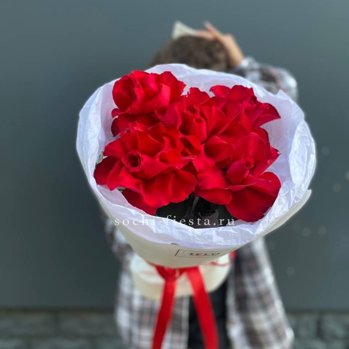 5 французских красных роз в Владикавказе
