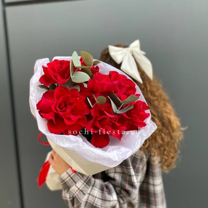 7 красных французских роз в Владикавказе