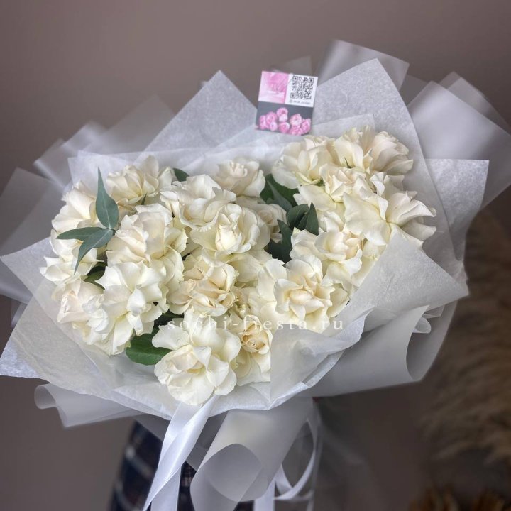 21 французских роз с эвкалиптом в Владикавказе