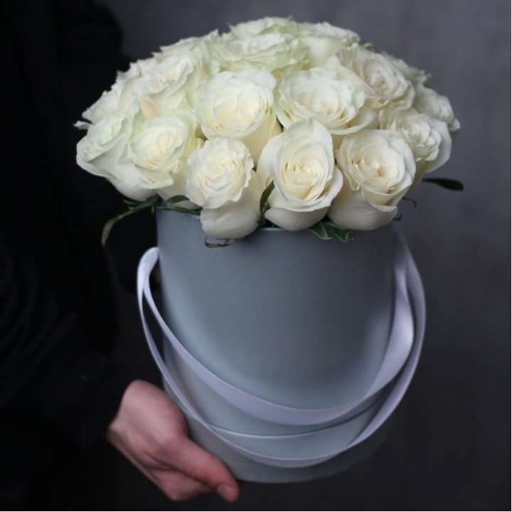 15 белых роз в цилиндре в Владикавказе