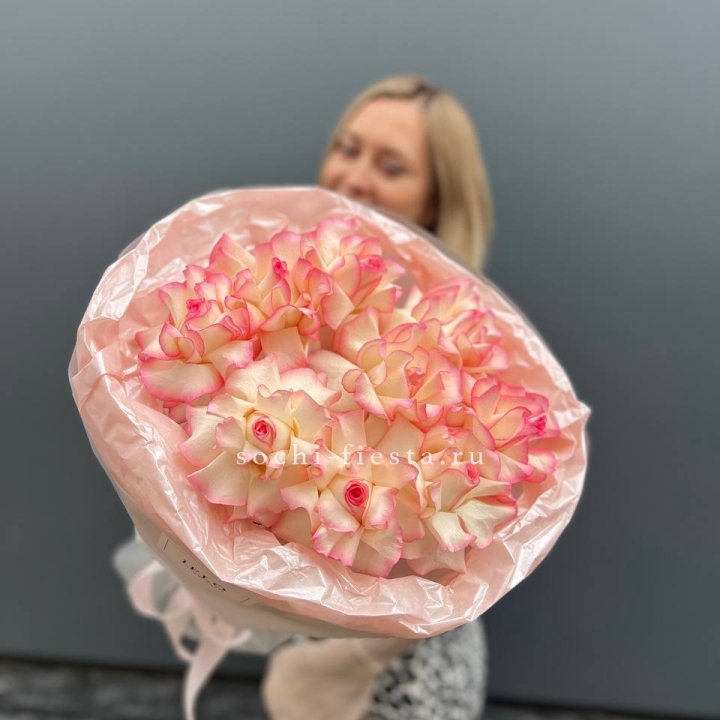 9 французских роз Джумилия в нежном оформлении в Владикавказе