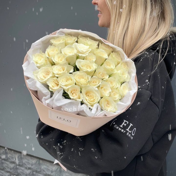 31 белая роза в оформлении в Владикавказе