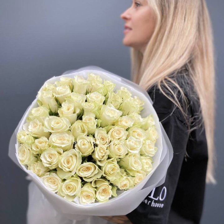 Воздушный букет из 51 белой кенийской розы в Владикавказе