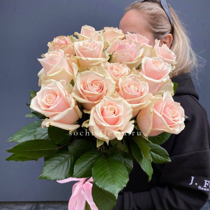 15  кремовых высоких роз в Владикавказе